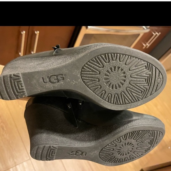 Ugg stacked bootie - black with Sherpa interior - Picture 3 of 3